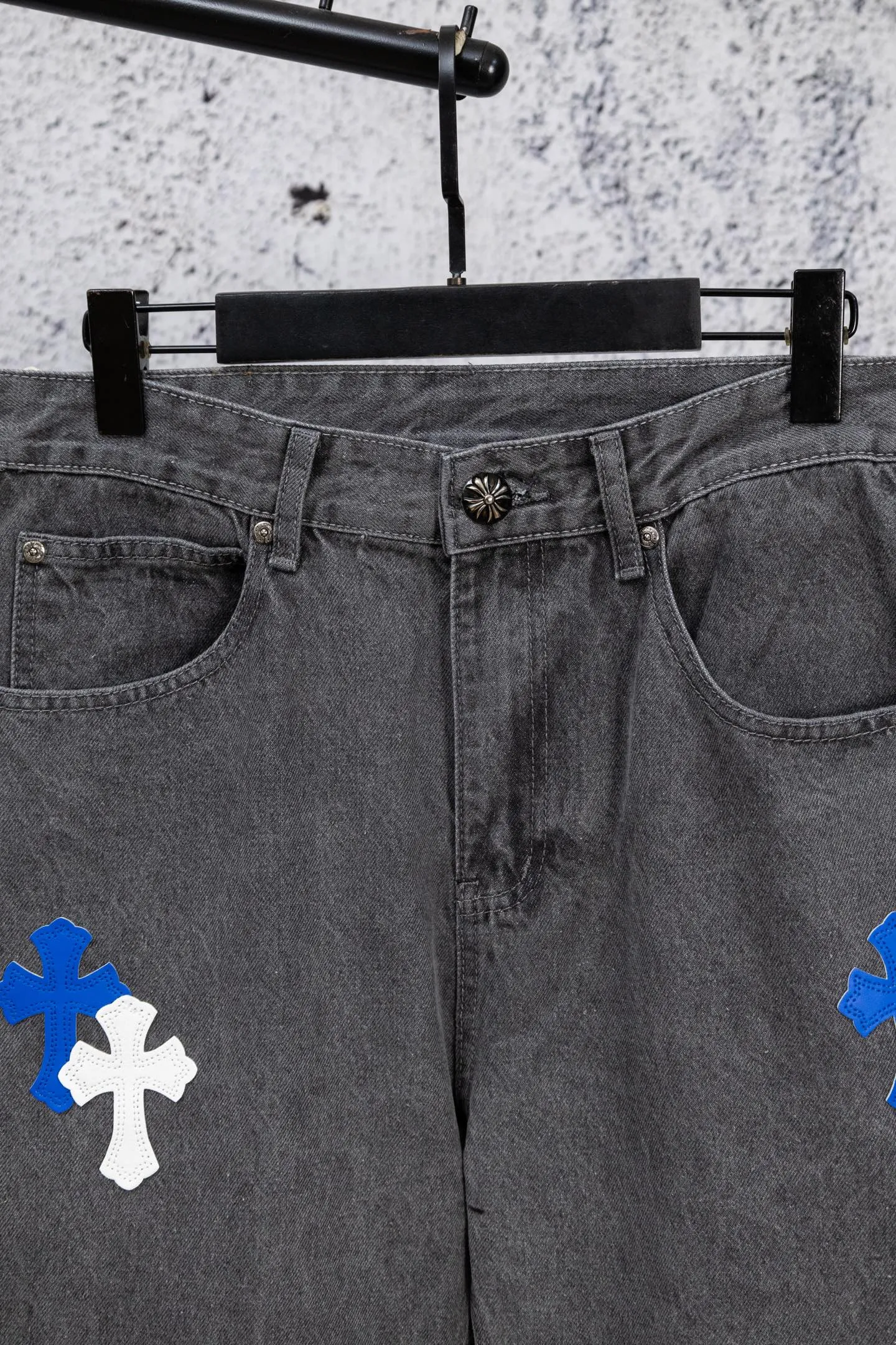 P240 Chromehearts limited edition blue and white classic cross patch leather gray jeans, priced at 34W level, patchwork cross pattern embellishment, washed jeans! ! An absolutely high-end luxury product, a 1.9W-level god-level single product, a super popular product, made by top heavy industry, a magic weapon that cannot be missed! [About Zangyin] This is an extremely luxurious fashion brand that can also be called the aristocracy of the high street. It has always been an exclusive brand for some hipsters or rich second generations. Compared with ordinary high streets, it is more luxurious and noble. Compared with luxury brands, it is more fashionable and individual. It has always been a brand that I have a special liking for. [Top heavy industry fashion design] Consistently high-street luxury style. Speaking of this style, the Zangyin family and GU family are definitely the leading representative brands. Especially the Zangyin family has really achieved a state-of-the-art effect in creating high-street style. The unique washed material is used to create this style. The color system is already quite eye-catching. After it is decorated with patchwork cross flowers, it cleverly highlights the charm of the brand. Secondly, this style uses classic The high-waist cutting design highlights the long legs and fashionable temperament of the upper body. The brand is highly recognizable and the slim fit configuration is more suitable for daily wear. It is a product that interprets personality, fashion, and specifications at a glance. This single product is enough to make any fan excited. It can be a white T-shirt for a youthful college style, or a tight suspender for a royal style. It has strong matching ability and can be easily controlled by men.  [Materials and craftsmanship] Needless to say, this point goes without saying. As an excellent craftsman brand, Zangyin’s requirements for details and craftsmanship are really perfect. The washed color of this model has gone through so many processes, not to mention the embellishment of denim appliques. It is also purely hand-made and sewn. Just like what they believe in, only hand-made things have soul and have the meaning of wear. A top-notch heavy-duty fashionable denim item, I look forward to your perfect interpretation! !  Color: Gray Size: 28-34